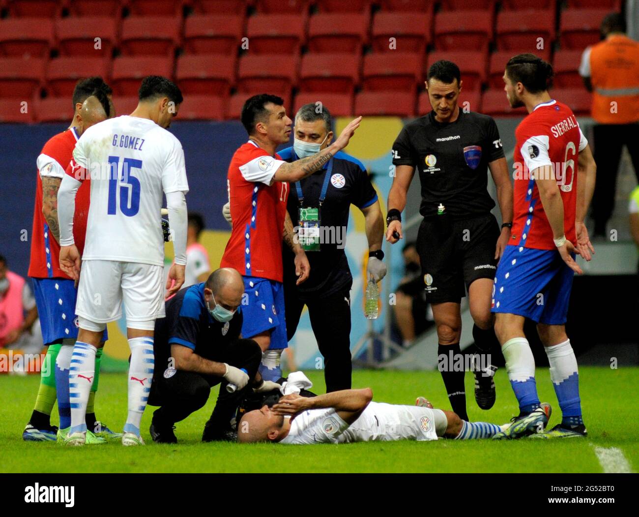 BRASILIA, BRAZIL - JUNE 24: Gary Medel and Francisco Sierralta of Chile argues with the Referee Wimar Roldan ,during the match between Chile and Paraguay as part of Conmebol Copa America Brazil 2021 at Mane Garrincha Stadium on June 24, 2021 in Brasilia, Brazil. (MB Media) Stock Photo