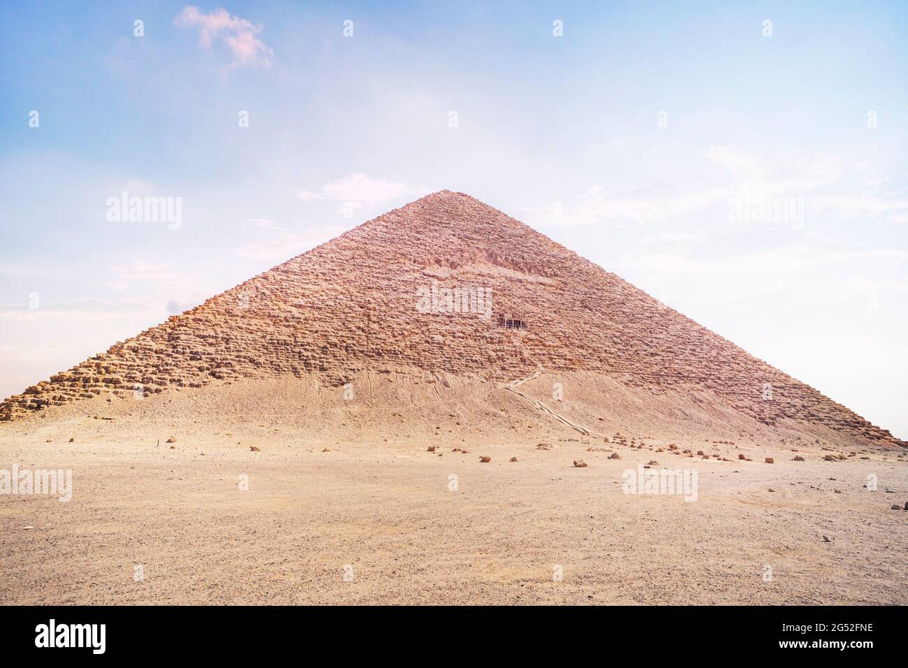 Egypt. Dahshur or Dashur. The Red Pyramid of Pharaoh Sneferu and of Bent Pyramid with retained of its original limestone casing Stock Photo Alamy