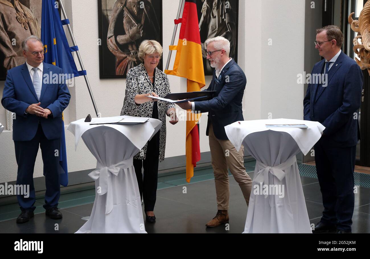 Berlin, Germany. 25th June, 2021. Reiner Haseloff (CDU, l-r), Prime Minister of Saxony-Anhalt, Monika Grütters (CDU), Minister of State for Culture, Benjamin-Immanuel Hoff (Linke), Head of the State Chancellery of Thuringia, and Bodo Ramelow (Linke), Prime Minister of Thuringia, attend the signing of an agreement on the promotion of Central German castles and gardens between the Federal Government and the states of Saxony-Anhalt and Thuringia in the Federal Council. Credit: Wolfgang Kumm/dpa/Alamy Live News Stock Photo