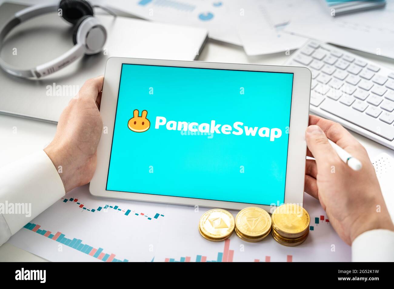 Russia Moscow 06.05.2021 Pancakeswap logo.Cryptocurrency decentralized  exchange DEX, tablet.Trading blockchain platform to swap,buy,sell crypto  token Stock Photo - Alamy