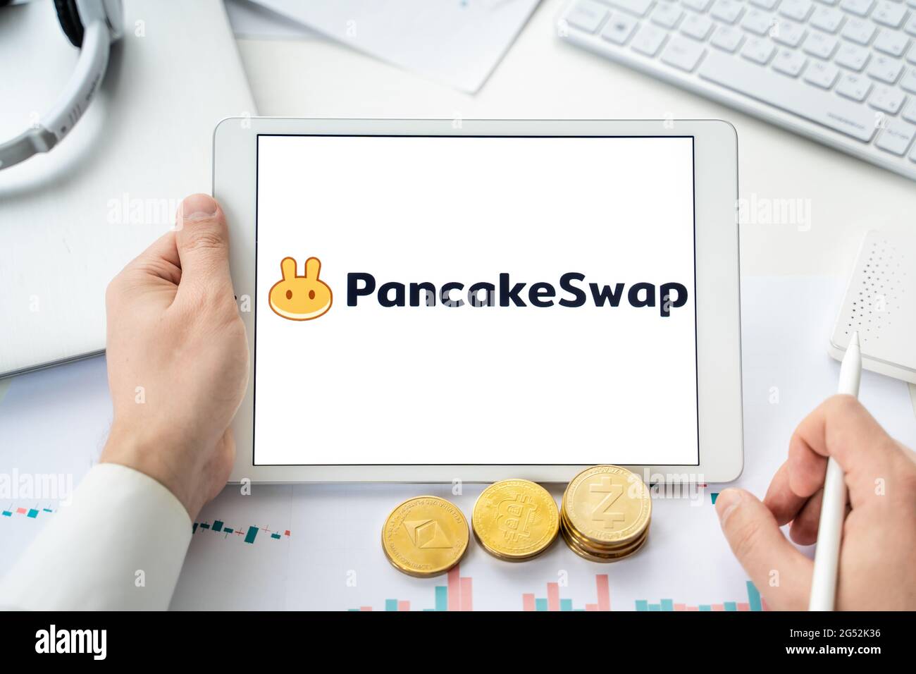 Russia Moscow 06.05.2021 Pancakeswap logo.Cryptocurrency decentralized  exchange DEX, tablet.Trading blockchain platform to swap,buy,sell crypto  token Stock Photo - Alamy