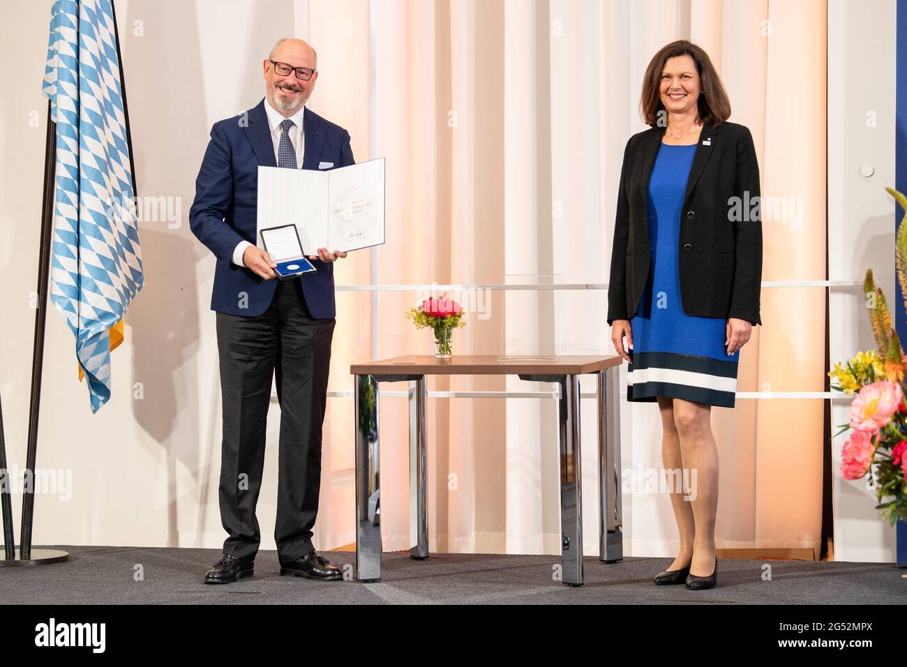 Munich, Germany. 25th June, 2021. Alexander Kain, Deputy Editor-in-Chief of  Passauer Neue Presse (l), holds his certificate and medal next to Ilse  Aigner (CSU), President of the Bavarian State Parliament, at the