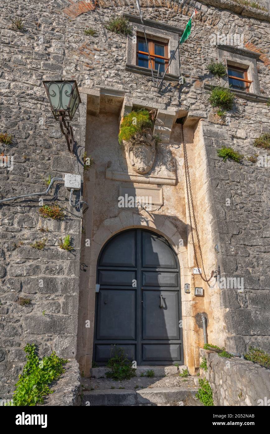 Entrance door to the castle of Cerro al Volturno. Coats of arms and coats of arms of the feudal families. Cerro al Volturno, Molise Stock Photo