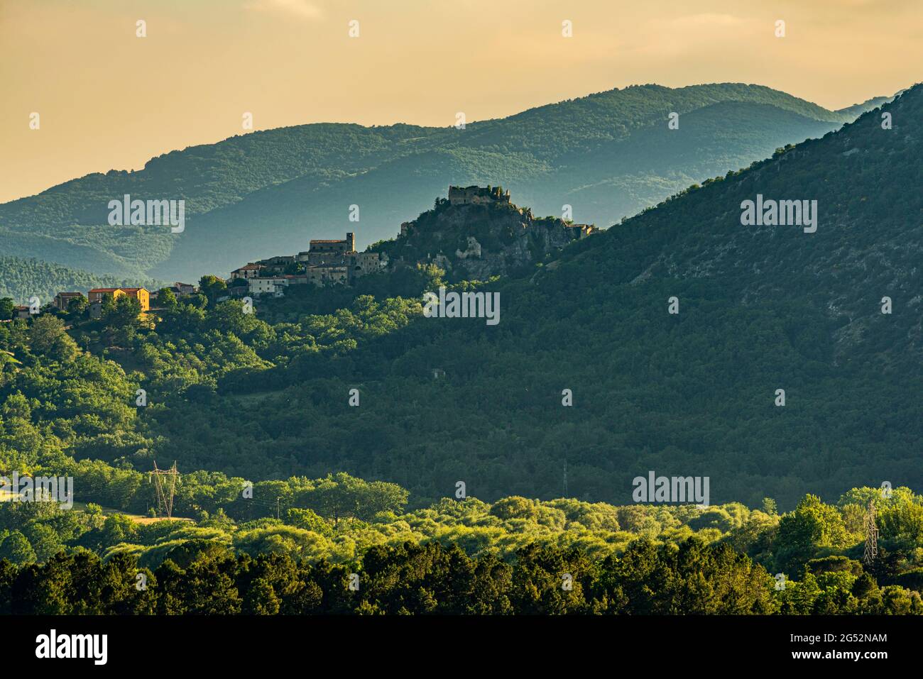The ancient medieval town of Rocchetta al Volturno, perched under the Mainarde mountains. Rocchetta a Volturno, province of Isernia, Molise Stock Photo