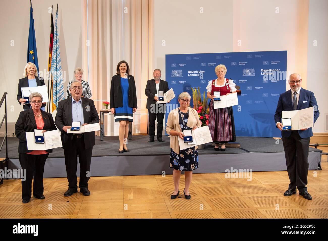 25 June 2021, Bavaria, Munich: Ilse Aigner (CSU, M), President of the  Bavarian State Parliament, stands in the middle of the honoured persons  during the award ceremony of the Bavarian Constitutional Medal