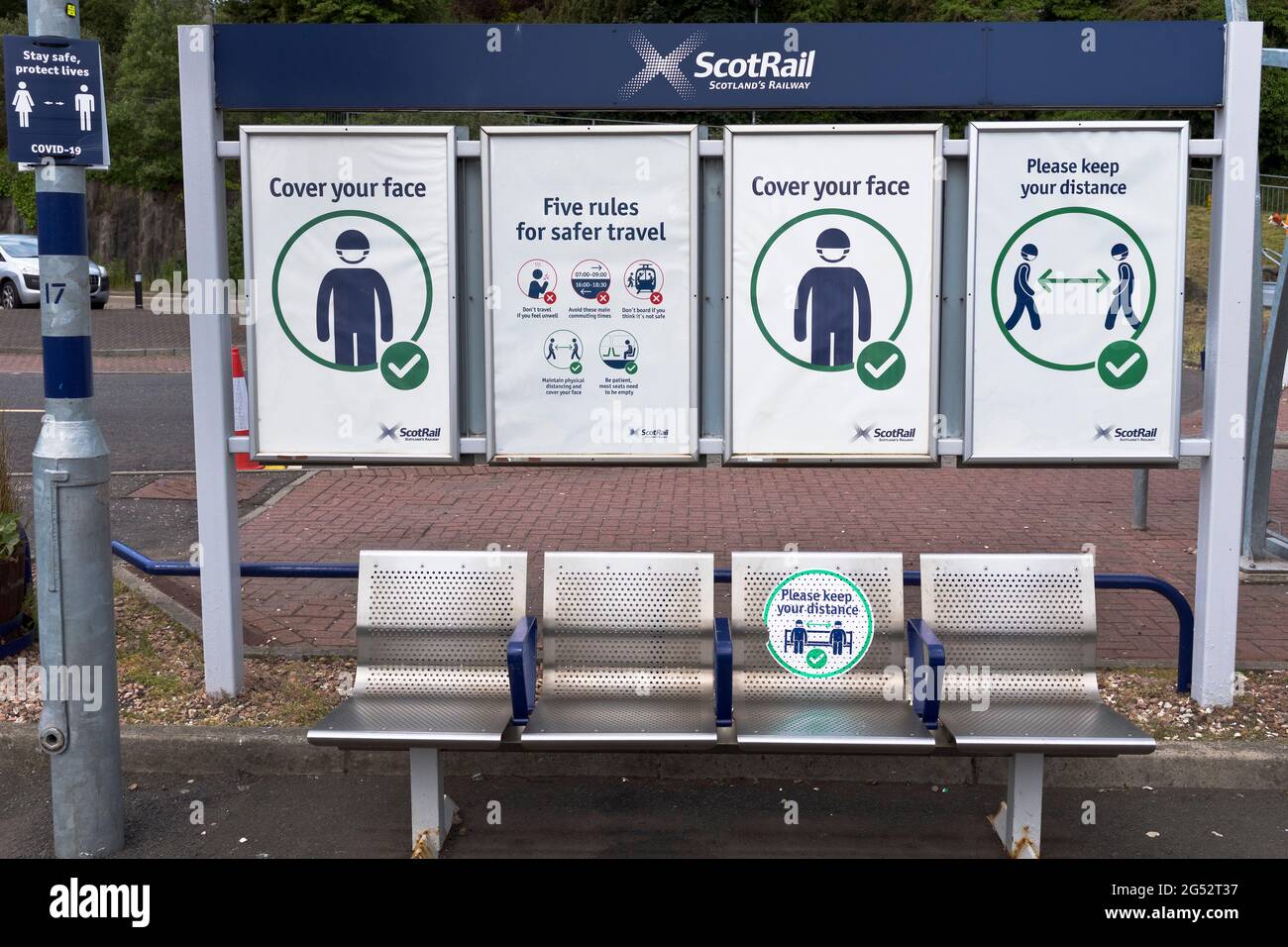 dh Covid 19 seating SCOTRAIL SCOTLAND Railway station platform seats covidsafe signs uk travel advice traveling sign Stock Photo