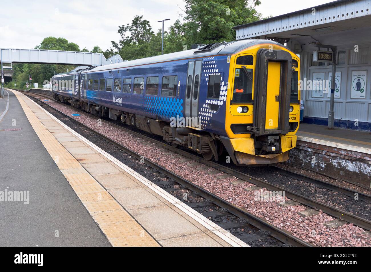 dh Abellio Scotrail train INVERKEITHING SCOTLAND British Rail Class 158 Express Sprinter 158720 railway platform station trains Stock Photo