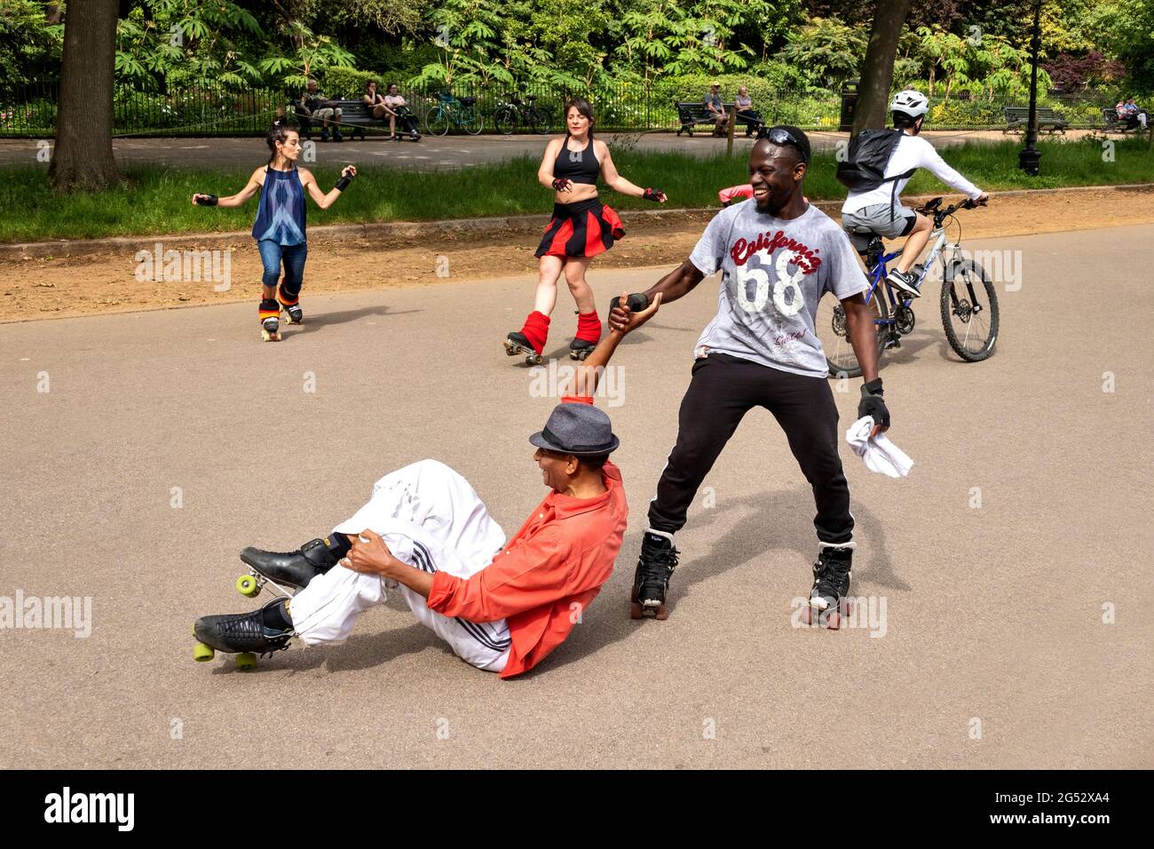 LONDON HYDE PARK LONDON'S CULTURAL DIVERSITY HAPPY ROLLER SKATERS IN THE  SERPENTINE ROAD SKATING TO MUSIC AND A HELPING HAND Stock Photo - Alamy