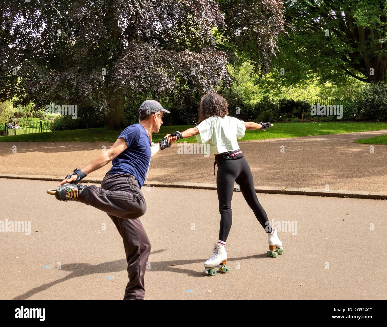 LONDON HYDE PARK LONDON'S CULTURAL DIVERSITY ROLLER SKATING IN STYLE IN THE  SERPENTINE ROAD Stock Photo - Alamy