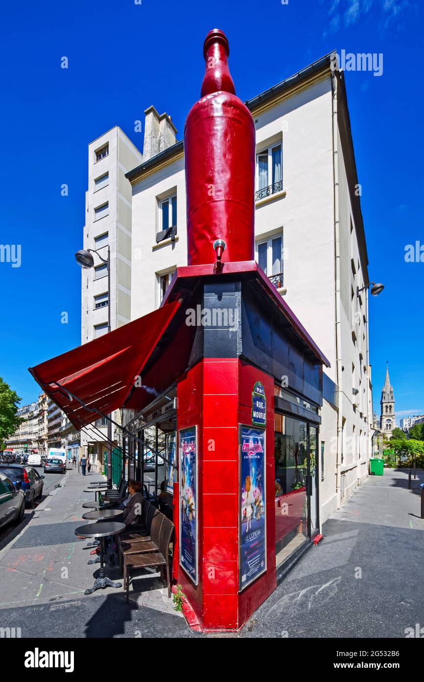 FRANCE. PARIS (75) THE BAR 'LA GROSSE BOUTEILLE' AT THE CORNER OF BOULEVARD RICHARD-LENOIR AND RUE MOUFLE Stock Photo