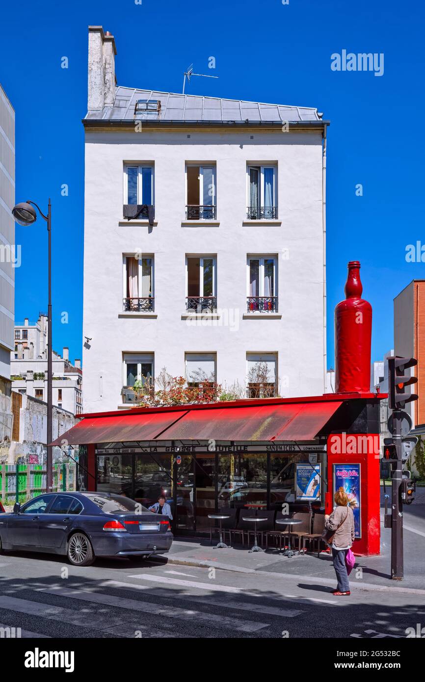 FRANCE. PARIS (75) THE BAR 'LA GROSSE BOUTEILLE' AT THE CORNER OF BOULEVARD  RICHARD-LENOIR AND RUE MOUFLE Stock Photo - Alamy