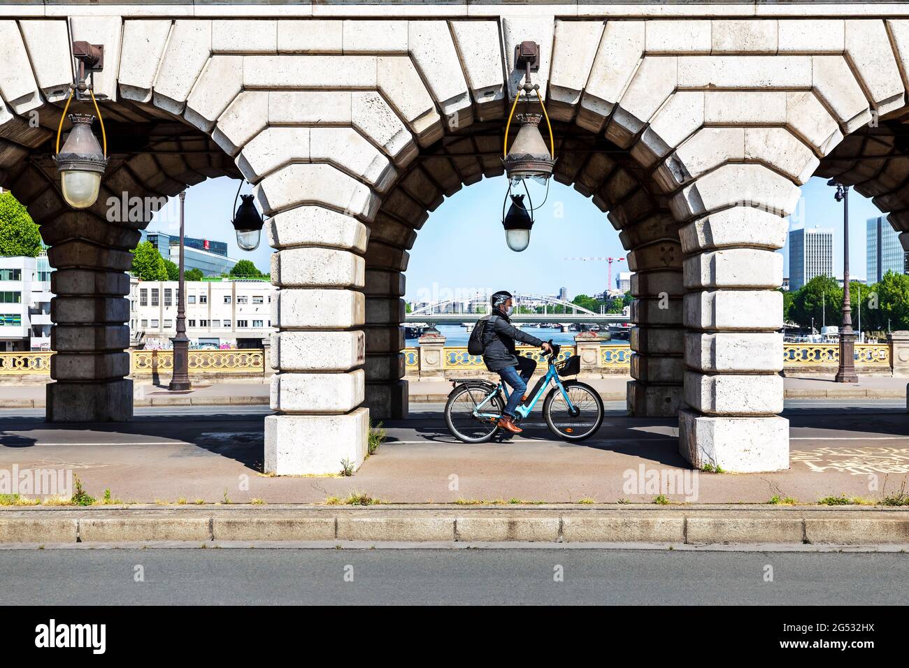 FRANCE. PARIS (75) MAY 6, 2020, A MAN WITH A MASK ON A RENTAL ELECTRIC  VELIGO DURING THE CONFINEMENT OF THE CORONAVIRUS COVID-19 Stock Photo -  Alamy