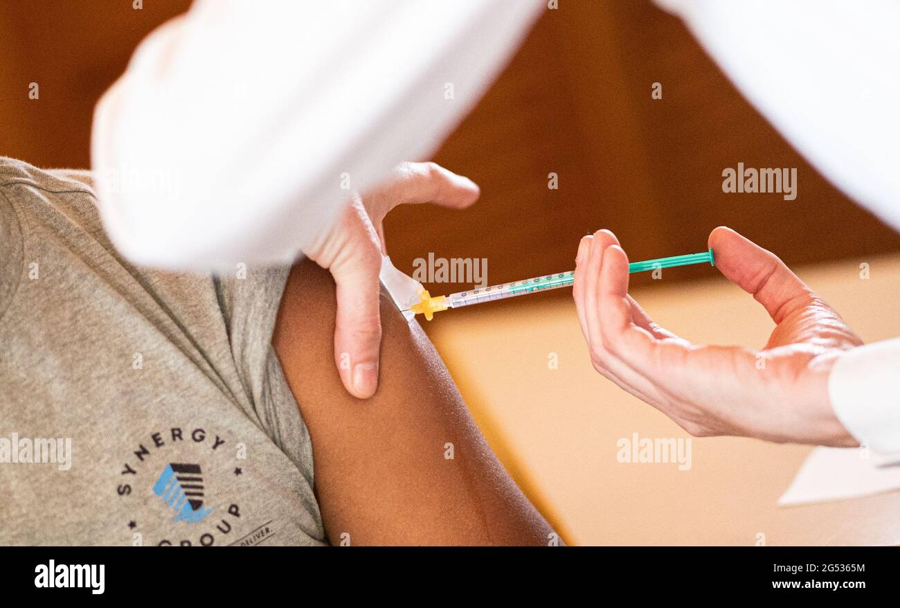 Hamburg, Germany. 25th June, 2021. A seafarer is vaccinated against the coronavirus at the Duckdalben Seamen's Club. Seafarers can get vaccinated against the coronavirus by the Port Medical Service on 25.06.2021 at the Seamen's Club Duckdalben during the "Seafarers' Day". Credit: Daniel Reinhardt/dpa/Alamy Live News Stock Photo