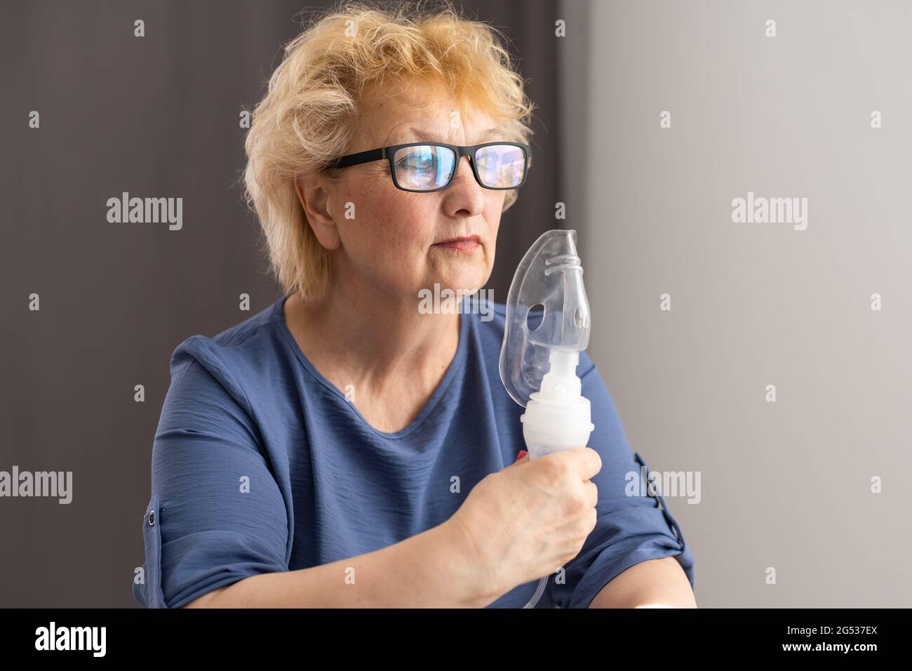 Woman wearing oxygen mask hi-res stock photography and images - Alamy