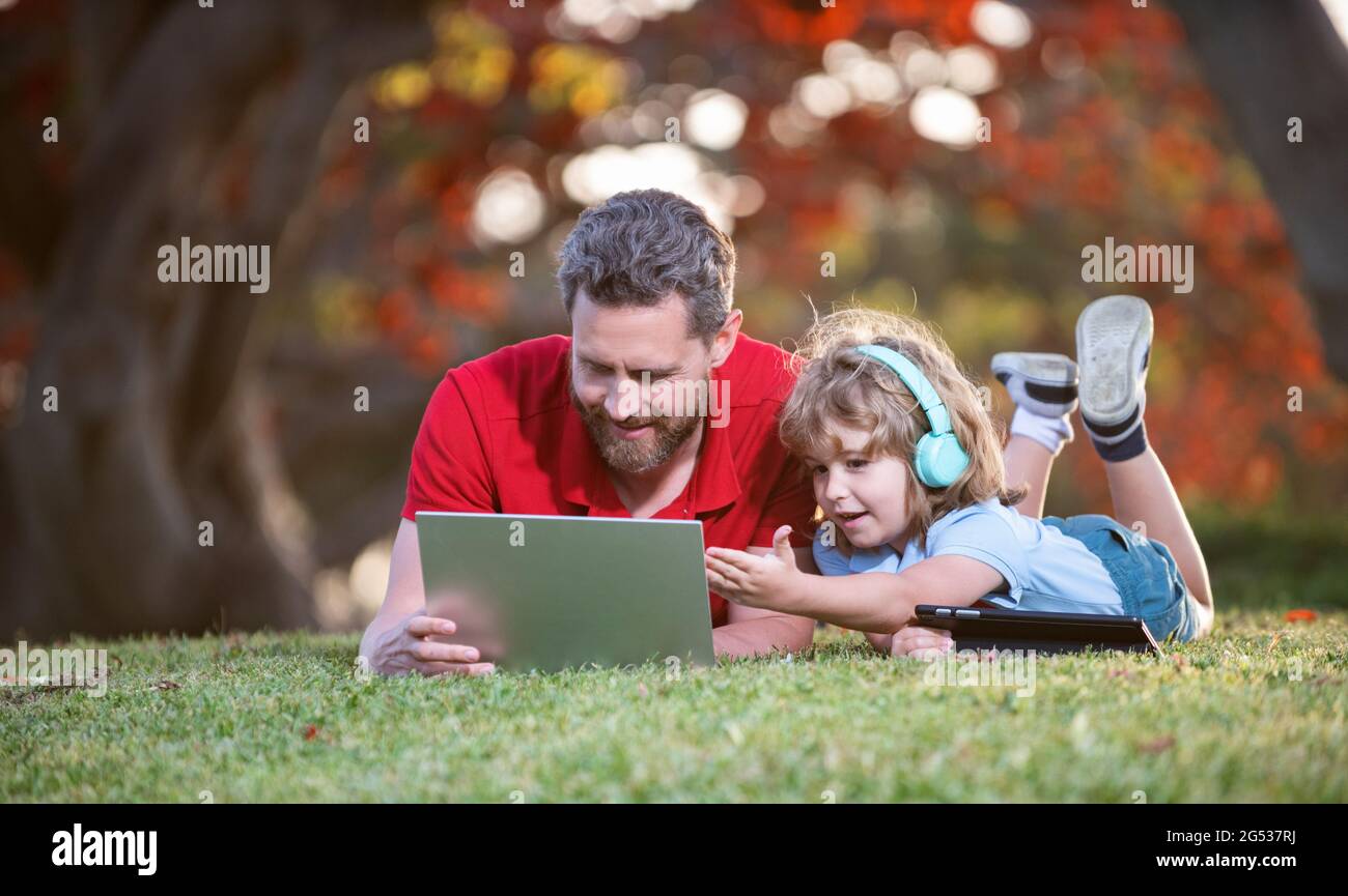 Listen music family hi-res stock photography and images - Alamy