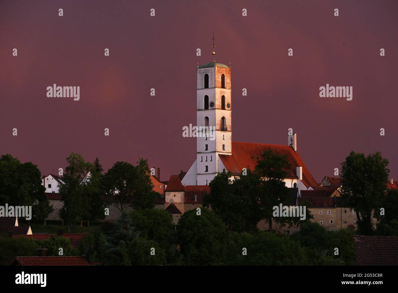 Mystische Lichtstimmung am Abendhimmel über der evangelischen Kirche in Sulzbach-Rosenberg bei Amberg in der Oberpalz in Bayern Stock Photo