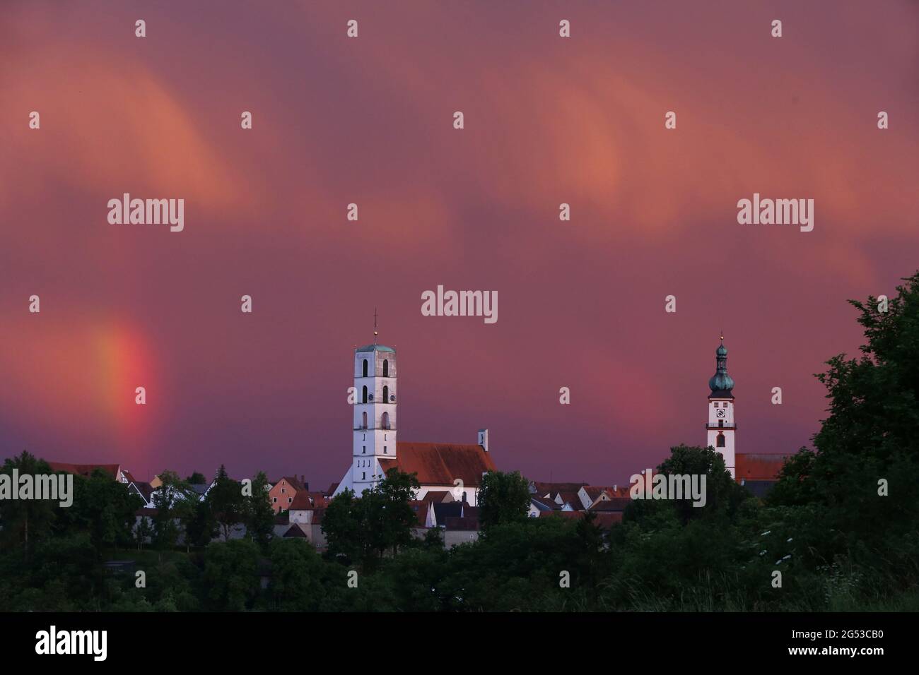 Mystische Lichtstimmung am Abendhimmel über Kirchturm und Kirche in Sulzbach-Rosenberg bei Amberg in der Oberpalz in Bayern Stock Photo