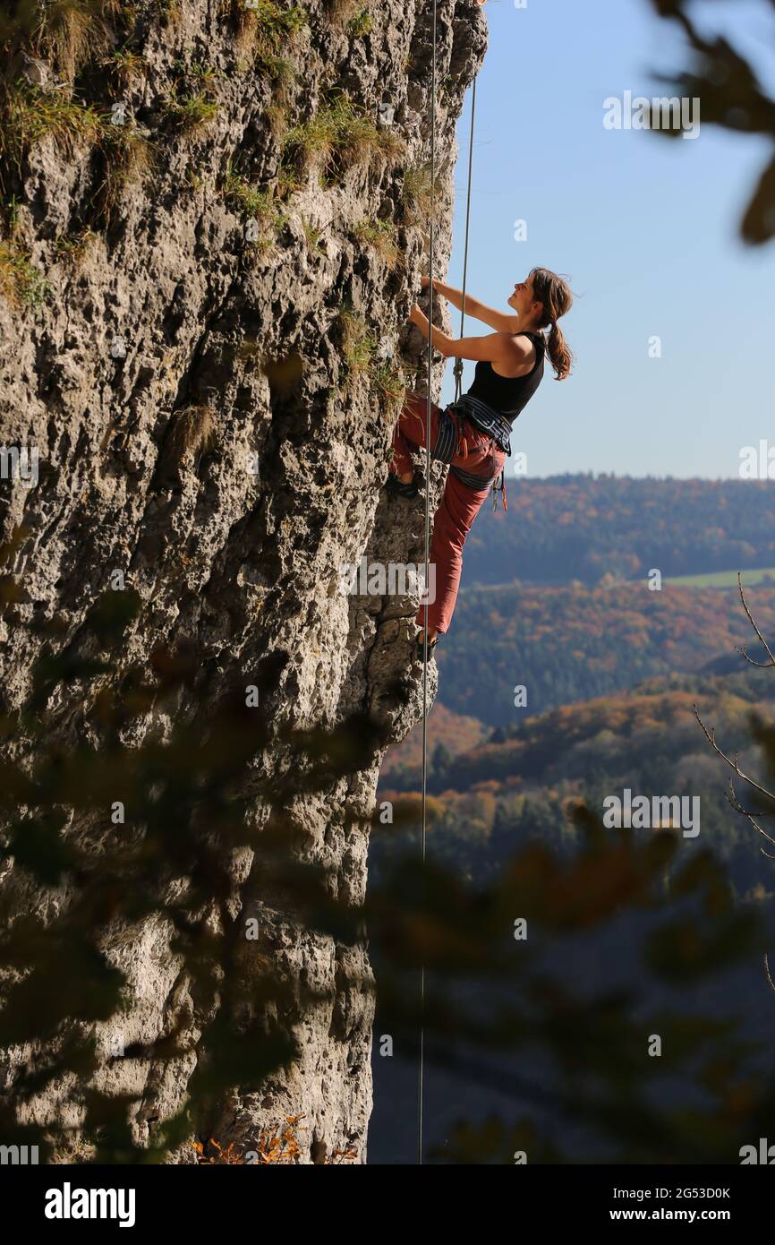 Frau beim Bergsteigen und Klettern im Birgland bei  Sulzbach Rosenberg, Amberg, Oberpfalz, Bayern! Stock Photo