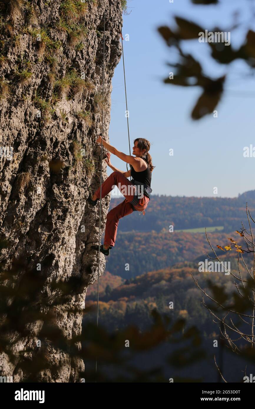 Frau beim Bergsteigen und Klettern im Birgland bei  Sulzbach Rosenberg, Amberg, Oberpfalz, Bayern! Stock Photo