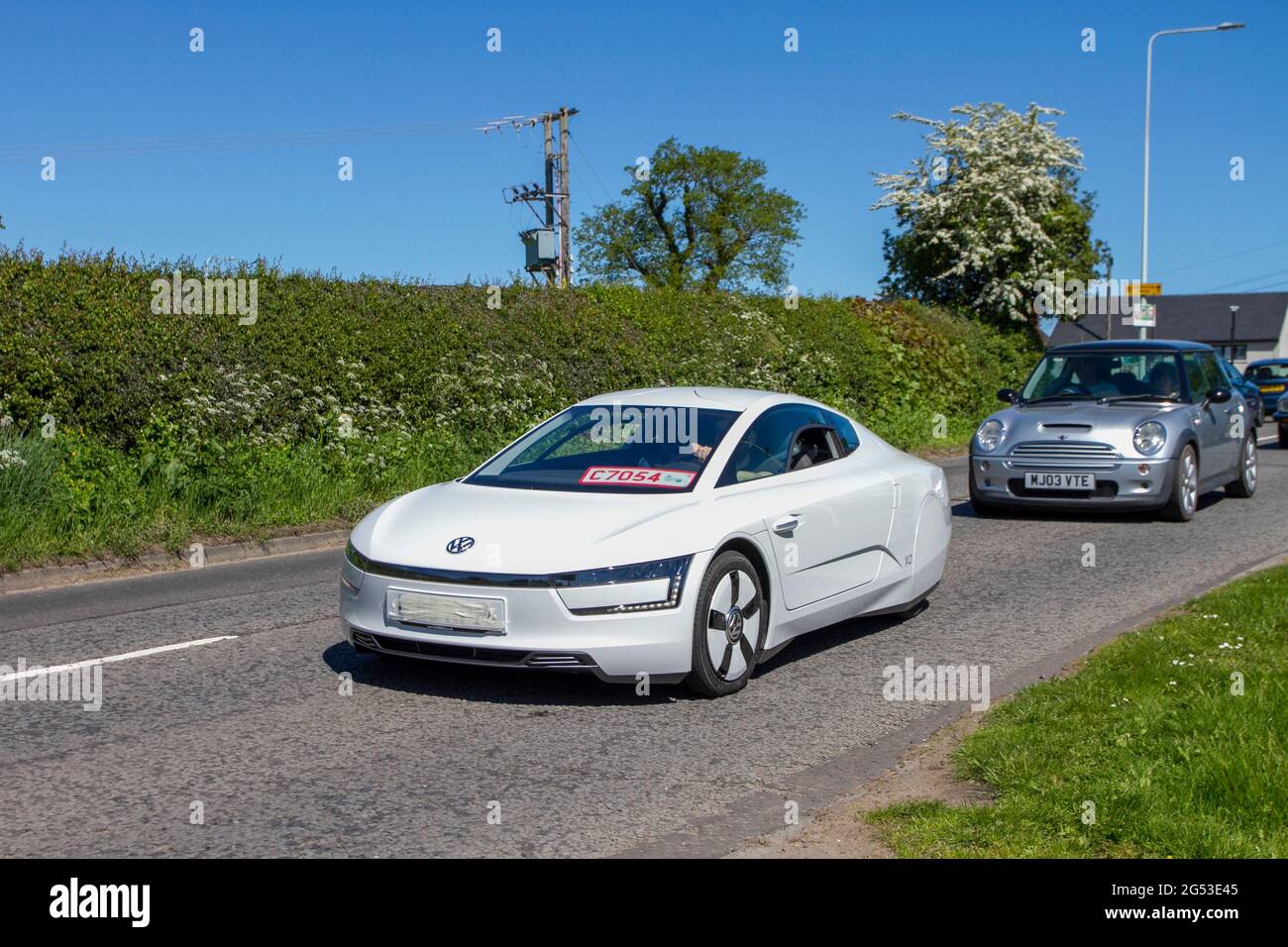 VW Volkswagen XL1 All electric white concept car, en-route to Capesthorne Hall classic May car show, Cheshire, UK. Ultra-Rare 2015 Volkswagen XL1 Diesel-Hybrid Capable of 260 MPG Stock Photo