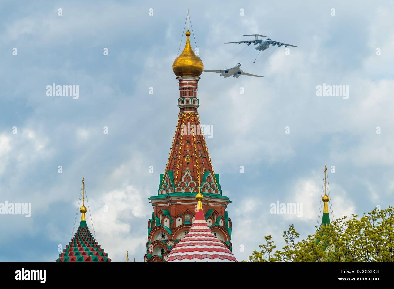 May 7, 2021, Moscow, Russia. An IL-78 tanker plane and a Tu-160 strategic bomber over Red Square in Moscow. Stock Photo