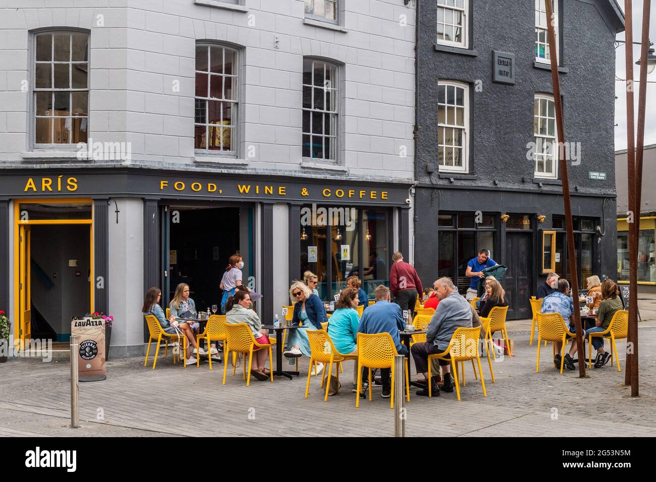 Clonakilty, West Cork, Ireland. 25th June, 2021. People were taking advantage of the good weather in Clonakilty today as they ate outside. The government is further easing COVID-19 restrictions on 5th July, dependant on the spread of the Delta variant of the virus. Credit: AG News/Alamy Live News Stock Photo