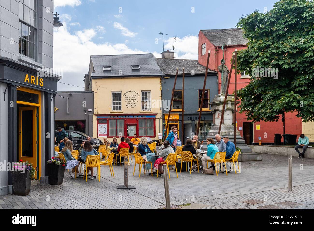 Clonakilty, West Cork, Ireland. 25th June, 2021. People were taking advantage of the good weather in Clonakilty today as they ate outside. The government is further easing COVID-19 restrictions on 5th July, dependant on the spread of the Delta variant of the virus. Credit: AG News/Alamy Live News Stock Photo