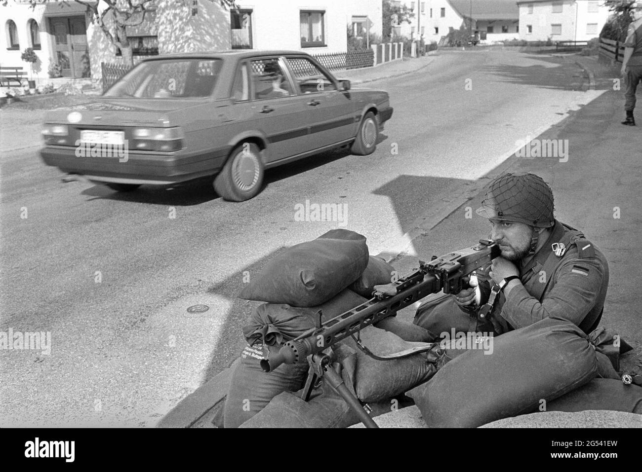 - Franco-German bilateral military exercise in Bavaria, German soldier guard the entrance to a village, September 1987   - Esercitazione militare bilaterale franco-tedesca in Baviera, militare tedesco presidia l'ingresso di un villaggio, Settembre 1987 Stock Photo