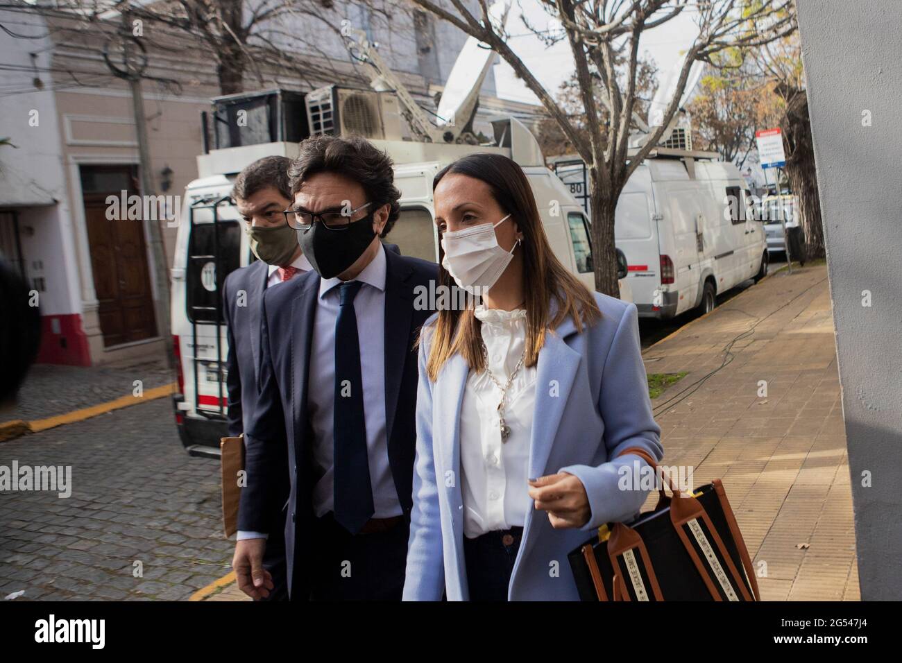 Buenos Aires, Argentina. 25th June, 2021. Psychiatrist Agustina Cosachov (r) and her lawyer Vadim Mishanchuk (l) arrive at the prosecutor's office where they are to testify as part of the investigation into Maradona's death. Prosecutors in San Isidro, north of Buenos Aires, are questioning the Argentine soccer legend's doctors and nurses. Investigators are accusing Maradona's personal physician Luque, psychiatrist Cosachov and several nurses of manslaughter. Credit: Matias Baglietto/dpa/Alamy Live News Stock Photo