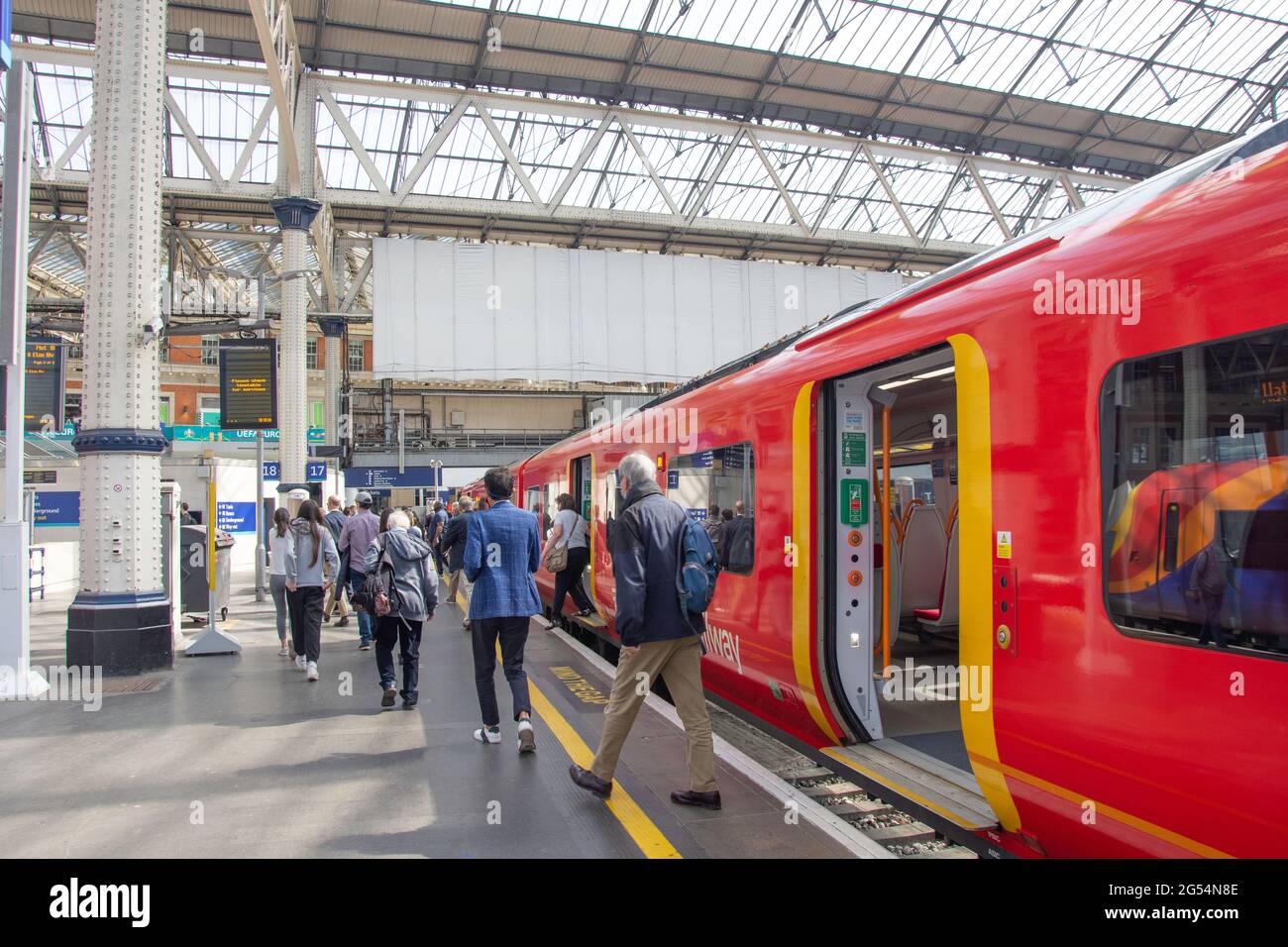 Passengers leaving train at London Waterloo Station, Waterloo, London Borough of Lambeth, Greater London, England, United Kingdom Stock Photo
