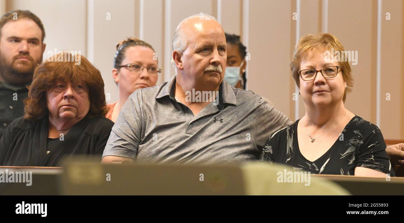 Wisconsin, USA. 25th June, 2021. June 25, 2021, Kenosha, Wisconsin, USA: RANDALL VOLAR, Randall Volar IIIÃs father, center, his mother, left, and RandallÃs wife DEBBIE VOLAR, right, listen to proceedings as Chrystul Kizer appears in Kenosha County Circuit Court Friday June 25, 2021 for a status hearing. Kizer was 17 when she was charged in June 2018 with with first-degree intentional homicide, arson and auto theft. She allegedly shot and killed Randall Volar III, 34, before setting his Kenosha home on fire and fleeing in his car. Volar would likely have been charged in connection with filmin Stock Photo