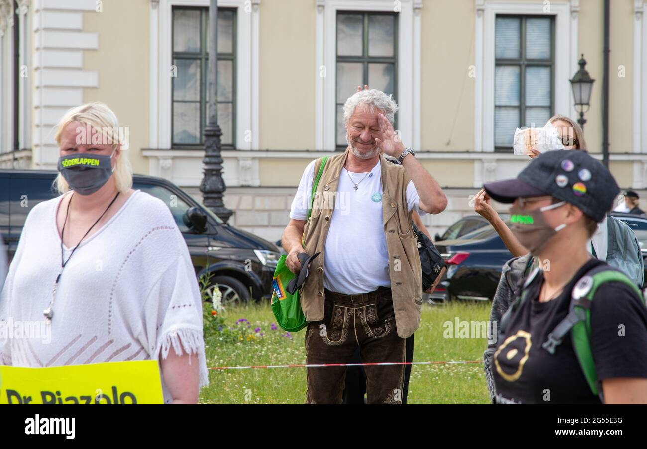 Der vom Verfassungschutz beobachtete frühere Polizist Karl Hilz. Um die 65 Aktivist*innen aus dem Querdenken Spektrum, Corona Leugner*innen und Impfgegner*innen versammelten sich am 24. Juni 2021 in München anlässlich der Übergabe von Unterschriften zur Abberufung des bay. Landtags. Laut Aktivist*innen wurden 30.000 Unterschriften gesammelt. Sollten die Unterschriften gültig sein, werden zunächst ca. eine Million bayerische Bürger*innen für einen Volksentscheid unterschreiben müssen und dann könnte es wiederum ein Volksentscheid geben. * The secret service surveilled former police officer Stock Photo