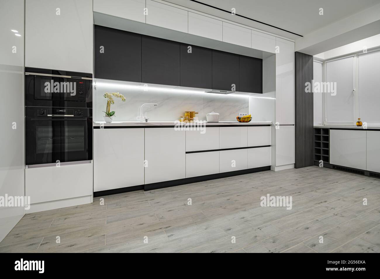 Luxury white and black modern marble kitchen Stock Photo - Alamy