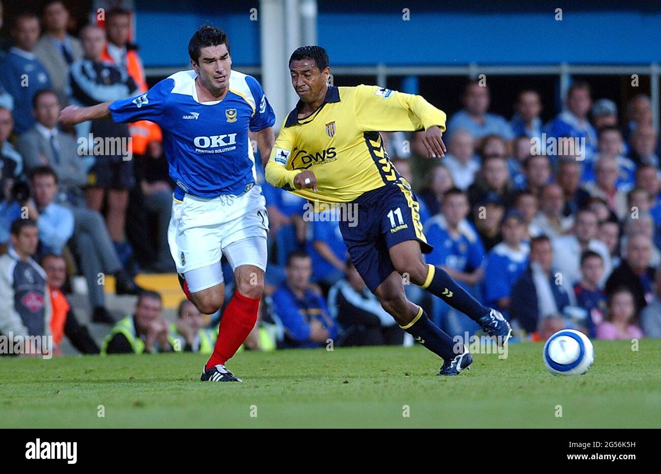 PORTSMOUTH FC, POMPEY .PORTSMOUTH V VILLA 23-08-05 NOLBERTO SOLANO TANGLES  WITH RICHARD HUGHES IN AN IN INCIDENT THAT LED TO SOLANO BEING SENT OFF PIC  MIKE WALKER, 2005 Stock Photo - Alamy