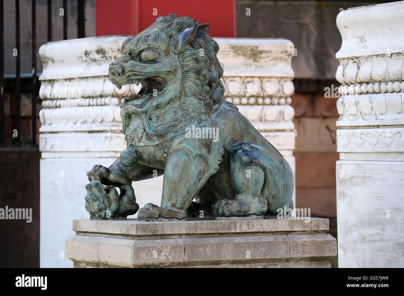 Chinese lion statue sculpture chinatown hires stock photography and