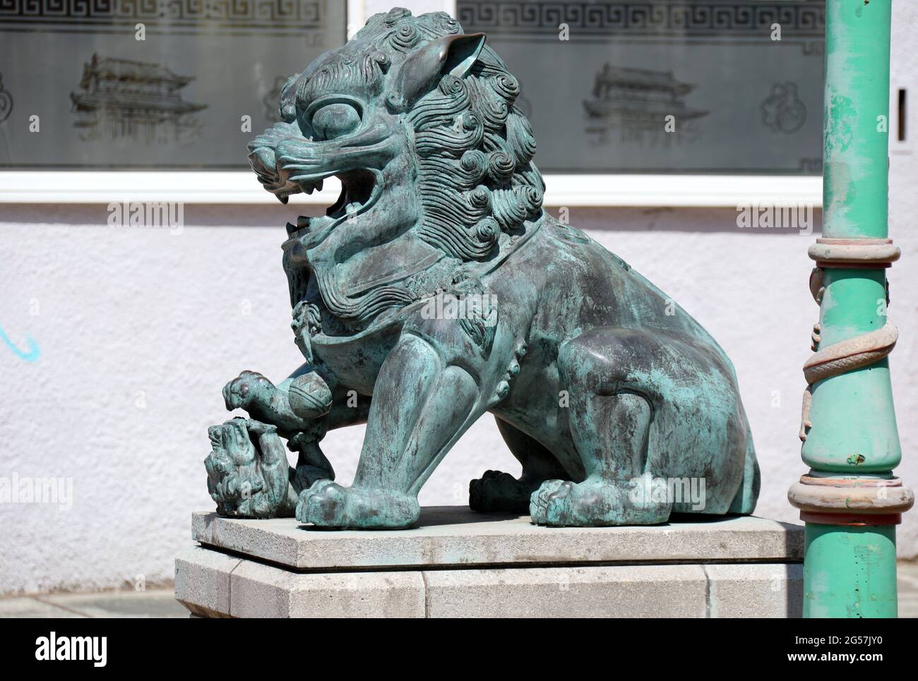 Chinese guardian lion at Liverpool Chinatown Stock Photo Alamy