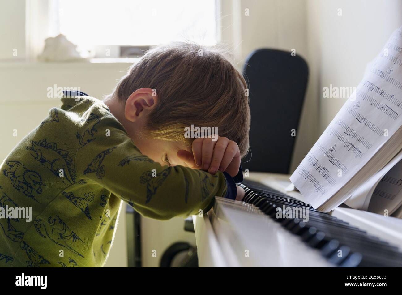 уставшие дети в школе. скорочтение фото детей качественные. девочка пишет дз. трудности чтения. нарушения чтения у детей.