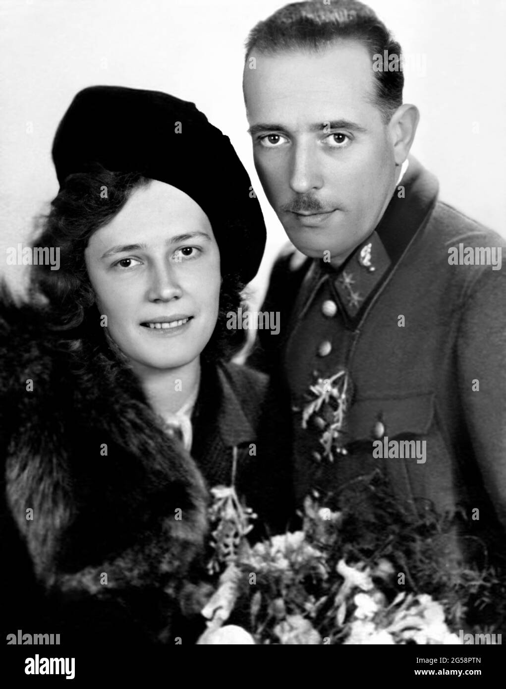 1945 , Thal , AUSTRIA : The parents of celebrated austrian-born american actor ARNOLD SCHWARZENEGGER ( born 30 july 1947 ) the day of marriage October 20 , 1945 : AURELIA JADRNY ( 1922 - 1998 ) and in military uniform of Gendarmerie-Kommandant Police GUSTAV SCHWARZENEGGER ( 1907 - 1972 ) . Arnold is the second son of the couple, after his brother Meinhard ( tragedly dead in car crash in 1971 ). Unknown photographer .- HISTORY - FOTO STORICHE - ATTORE - MOVIE - CINEMA  - smile - sorriso - PORTRAIT - RITRATTO - marito e moglie - padre e madre - father and mother - wife and Husband - GENITORI - m Stock Photo