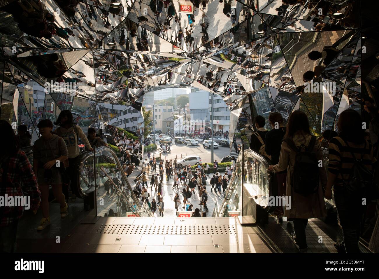 People at the entrance to a Tokyo department store in Japan Stock Photo