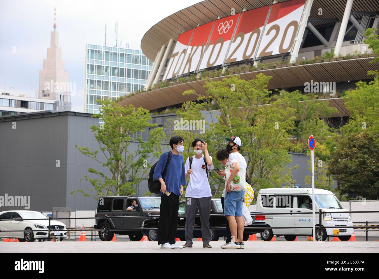 Japanese men wearing facemasks hi-res stock photography and images - Alamy