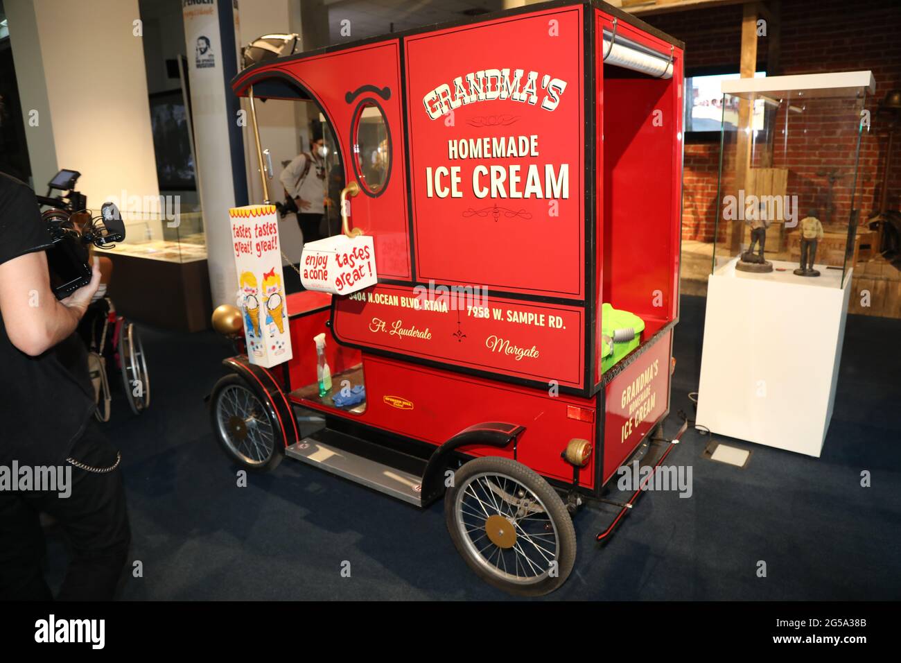 Ausstellungsstücke beim Pre-Opening vom Bud Spencer-Museum im Palazzo  Italia - Römischer Hof. Berlin, 25.06.2021 Stock Photo - Alamy