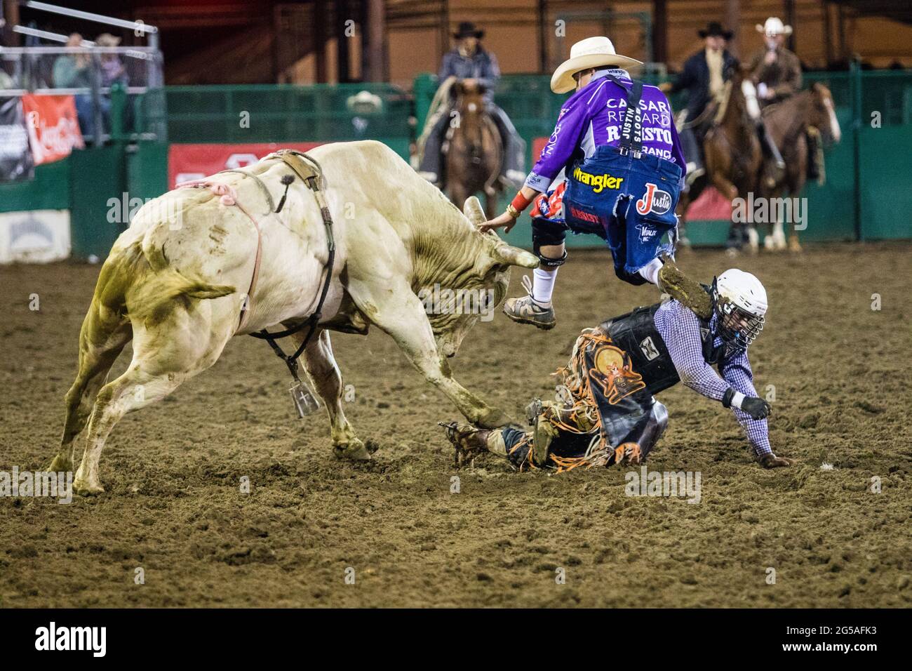 Reno, USA. 24th June, 2021. Bullfighters distract Gun Train to help ...
