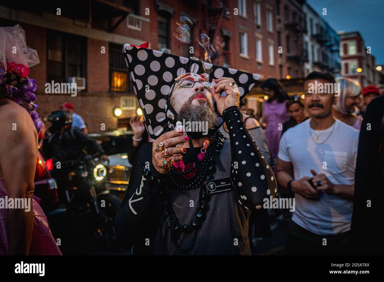 New York, USA. 25th June 2021. Hundreds Of Drag Queens and Kings filled the streets for the 27th annual New York City Drag March, an annual drag protest and visibility march taking place in June 25, 2021 as a kick-off to NYC Pride weekend, coinciding ahead of the NYC Pride March, both demonstrations commemorate the 1969 riots at the Stonewall Inn, widely considered the pivotal event sparking the gay liberation movement, and the modern fight for LGBT rights. (Photo by Erik McGregor/Sipa USA) Credit: Sipa USA/Alamy Live News Stock Photo