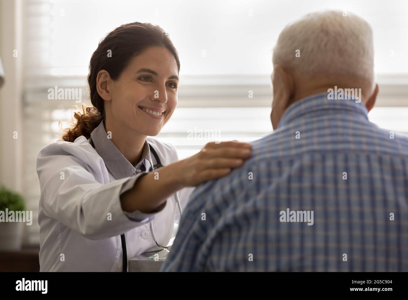 Doctor back view hospital hi-res stock photography and images - Alamy