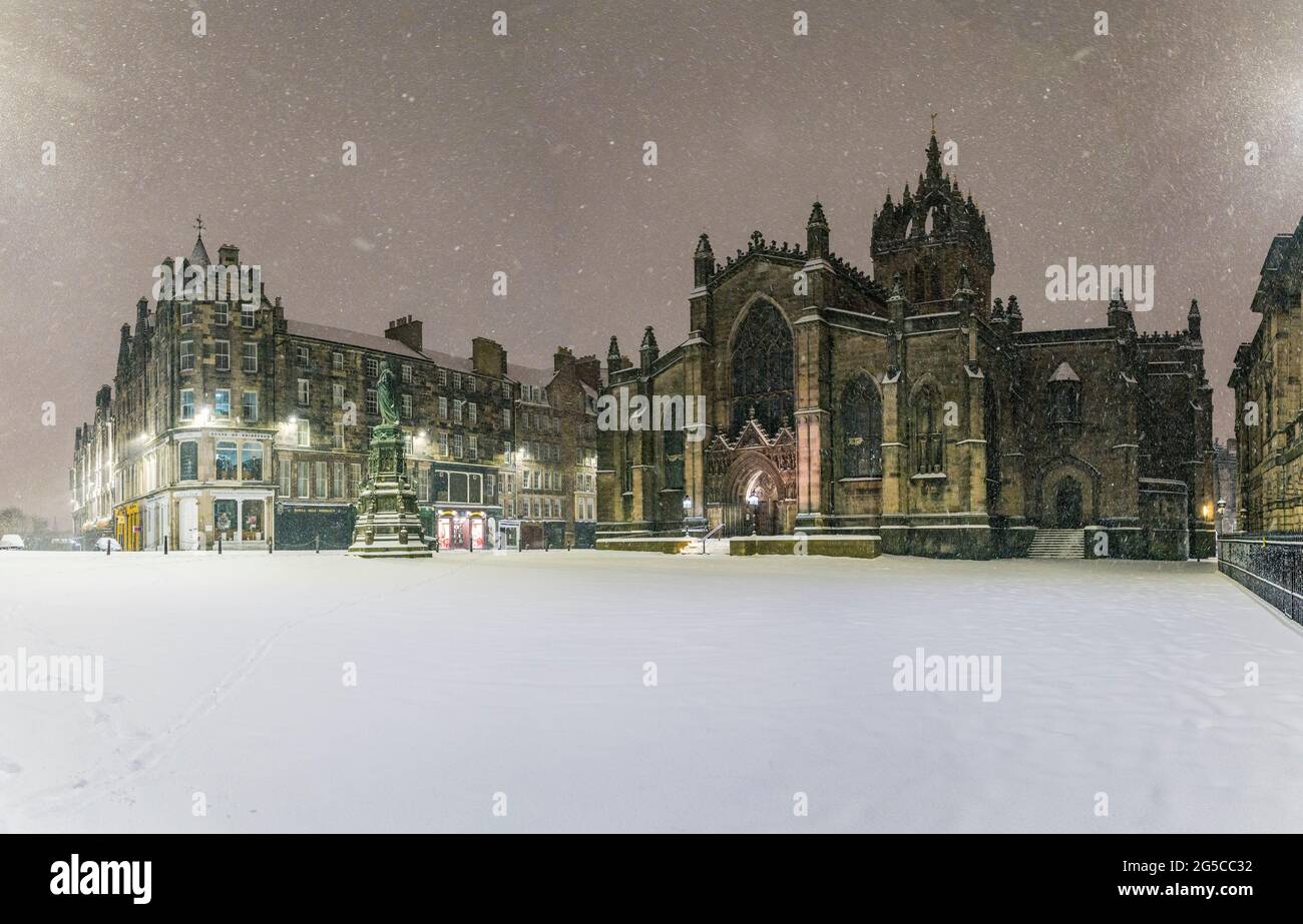 Parliament Square and St Giles Cathedral during snow blizzard in Edinburgh Old town, Scotland, UK Stock Photo