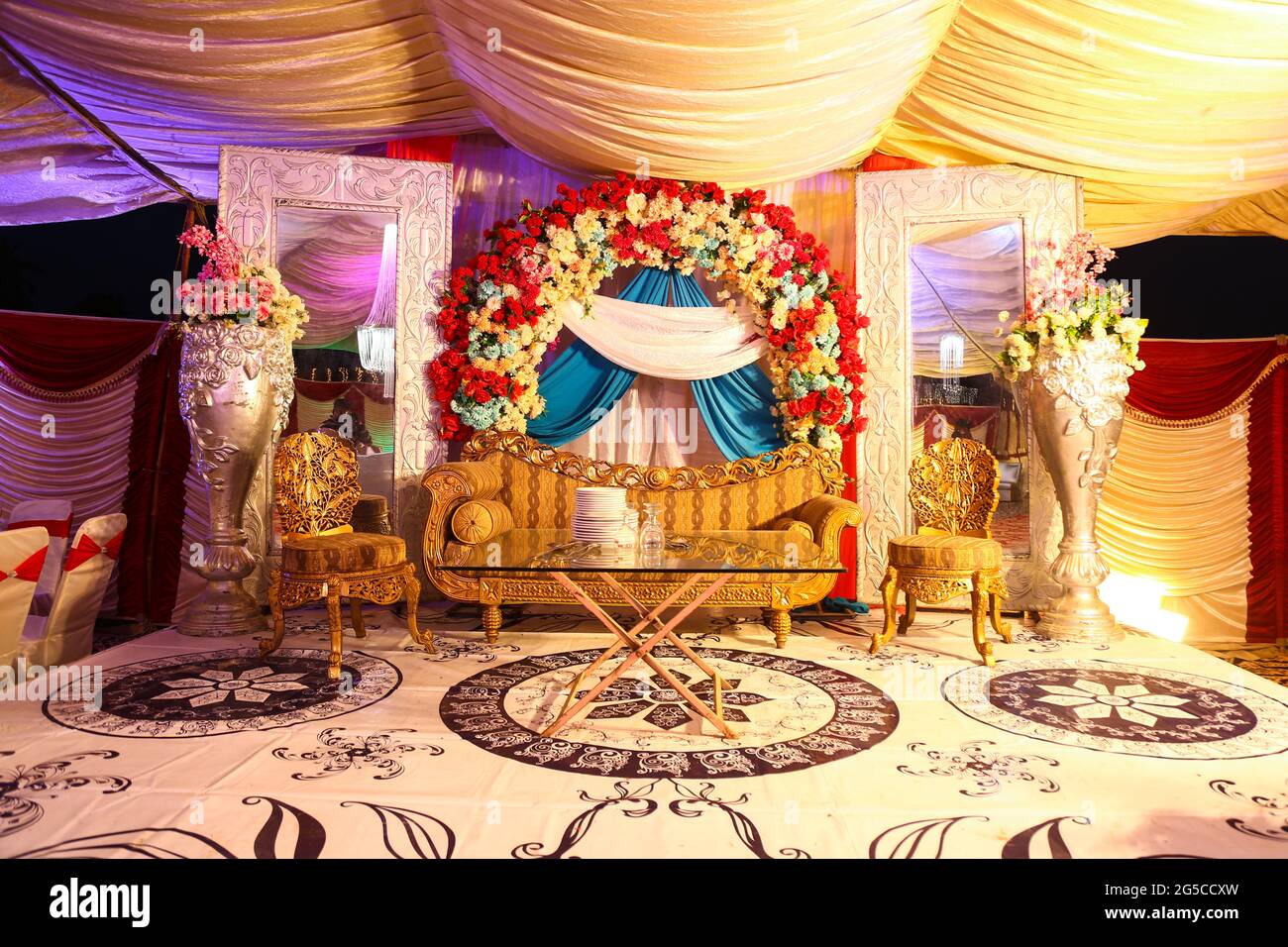 Wedding banquet stage hi-res stock photography and images - Alamy