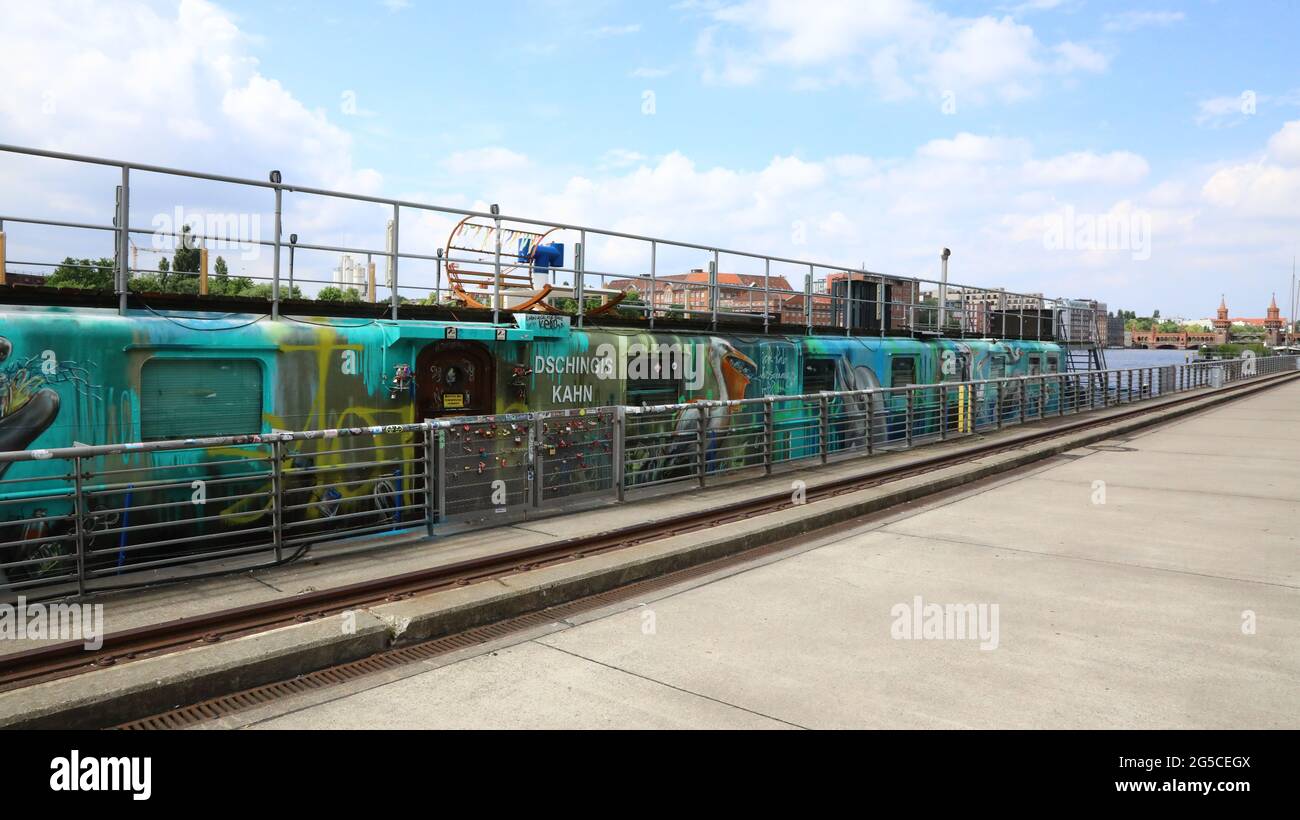Hausboot / Drehort von „Berlin Tag und Nacht“ BTN in Berlin am 14.5.2021 Stock Photo Alamy Hausboot / Drehort von „Berlin Tag und Nacht“ BTN in Berlin am 14.5.2021 Stock Photo Alamy