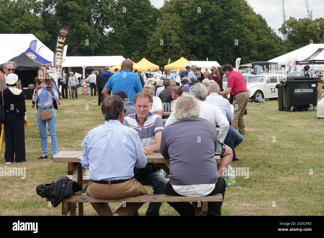 Brentford, UK. 25th June 2021. Scenes at the LONDON CLASSIC Car Show - here, Masks offÉ. Every single guest, spectator forgot their Covid protection masks on a lovely day out in West London. Credit: Motofoto/Alamy Live News Stock Photo