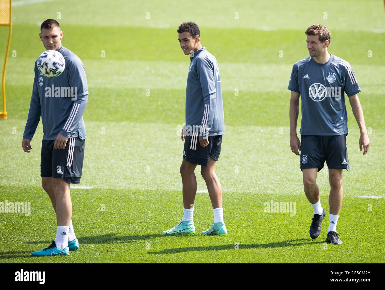 Herzogenaurach, Germany. 26th June, 2021. Football: European Championship, national team, Germany: Training at the Adi Dassler sports ground. Niklas Süle (l-r), Jamal Musiala and Thomas Müller warming up. Credit: Christian Charisius/dpa/Alamy Live News Stock Photo