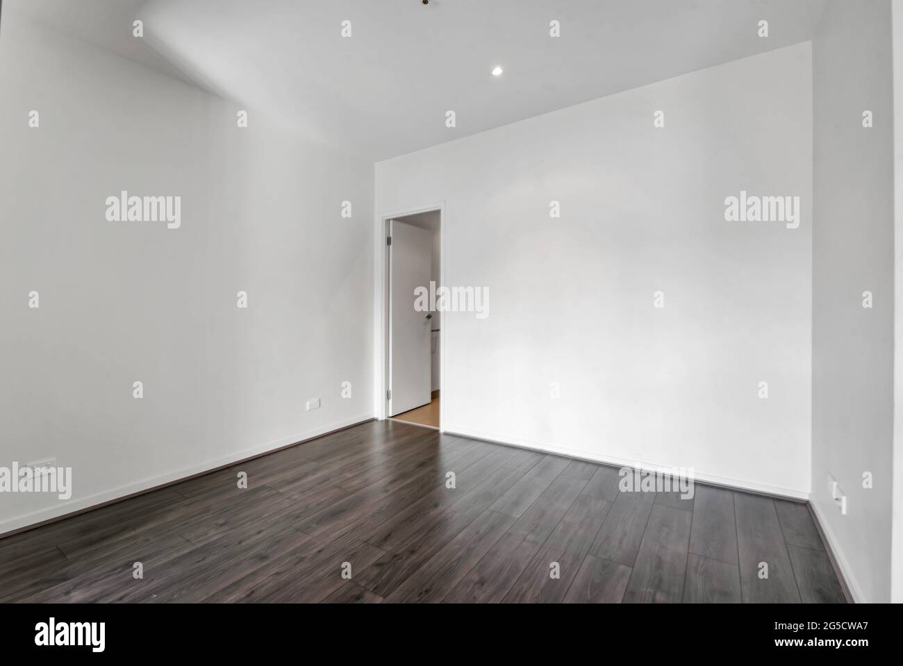 Empty room with white walls and gray laminate floor Stock Photo - Alamy